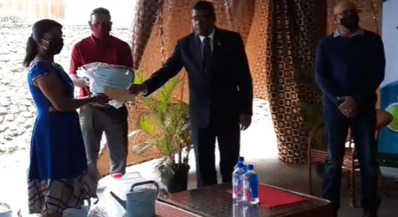 21 farmers receive farming kit from the Ministry of Agriculture