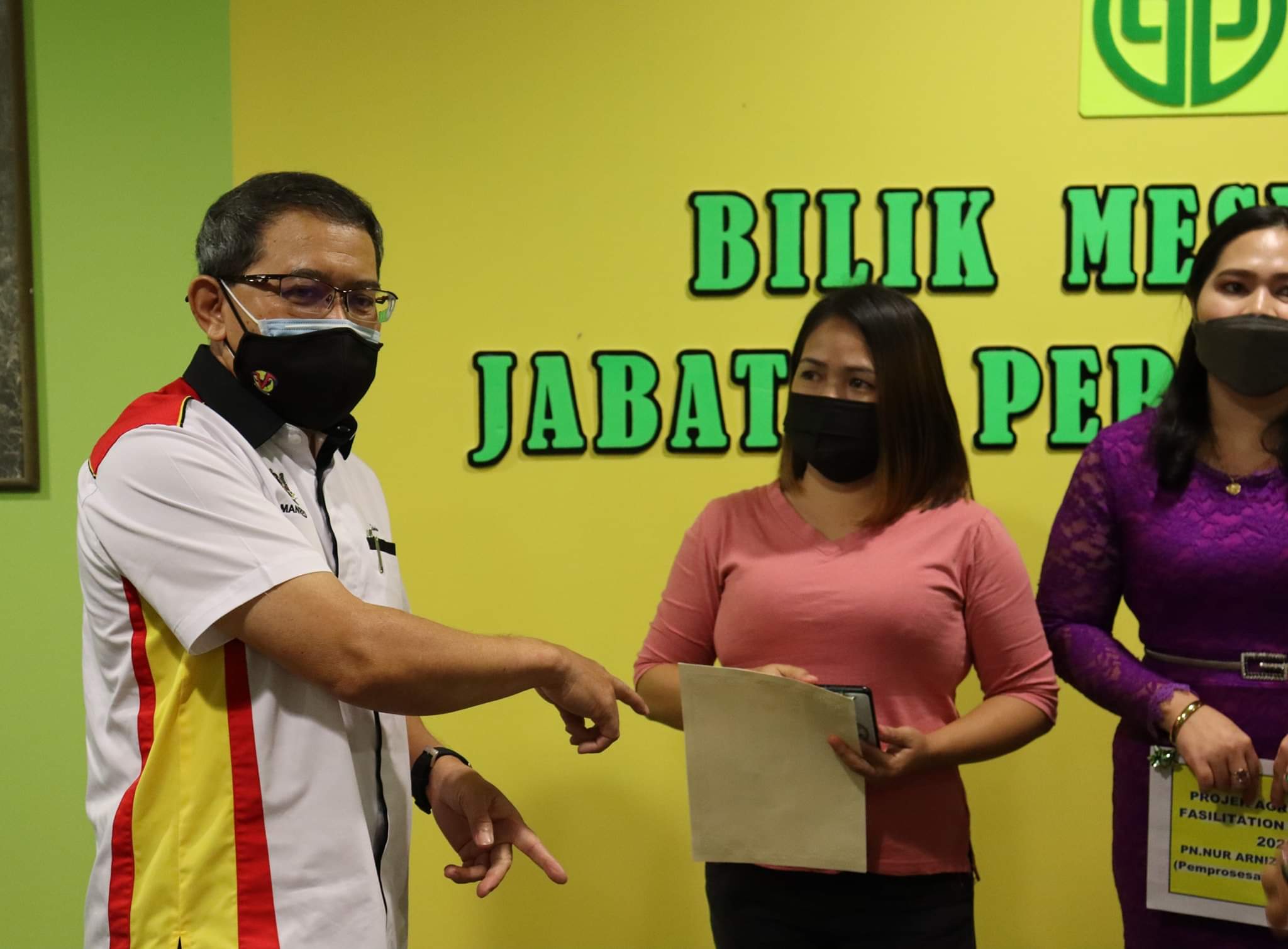 Simbolik penyerahan input peralatan kepada usahawan agromakanan di Pejabat Jabatan Pertanian Sarawak Bahagian Kapit